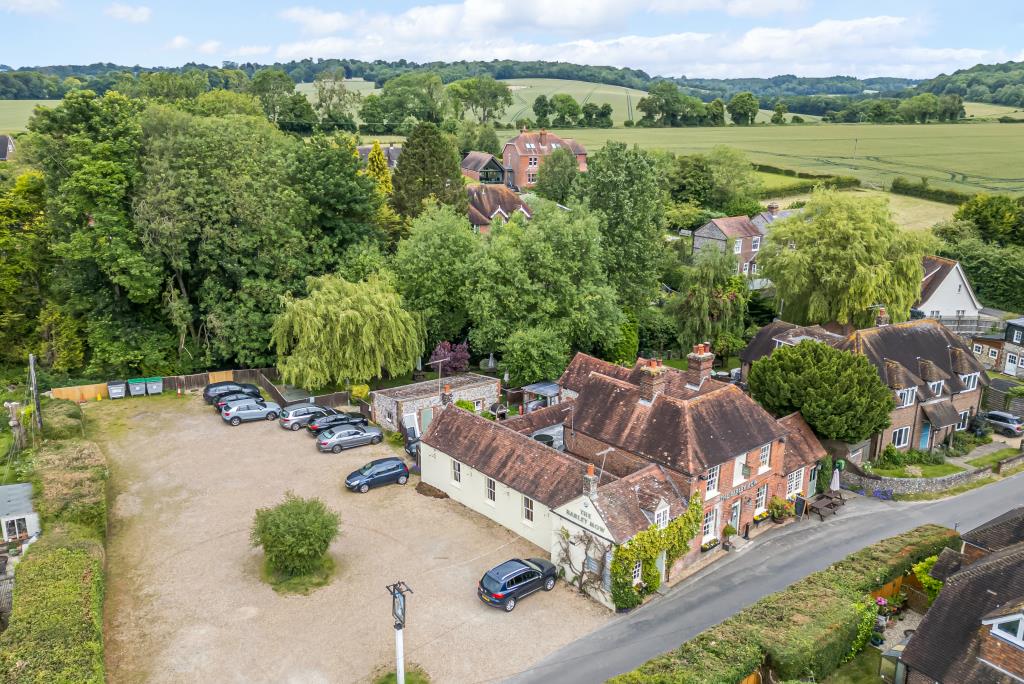 Lot: 147 - FREEHOLD PUBLIC HOUSE WITH LIVING ACCOMMODATION ABOVE - Aerial view of pub with car park and gardens